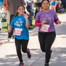 Participante de Girls on the Run y ​​padre corriendo en 5K